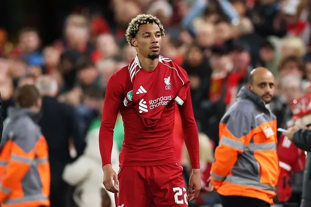 Wayne Rooney: Hugo Ekitike should start before Alexander Isak.