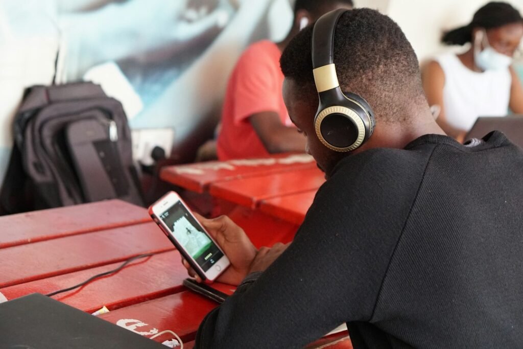 Ghana Radio Streaming: What Listeners Should Look For When Choosing an Online Station 5 Ghana radio streaming and mobile listening